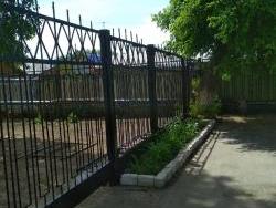 ograzhdenie_so_storony_ulicy_karla_marksa_privedeno_v_poryadok_i_pokrasheno_h.jpg